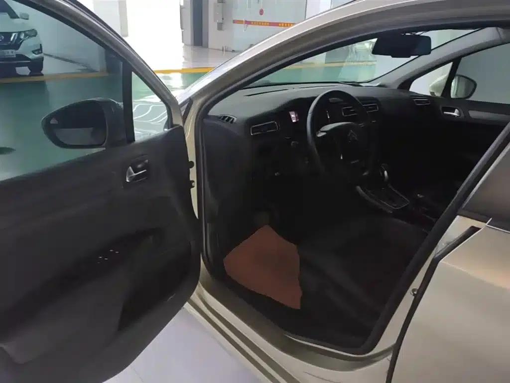Citroën C4 2016 1.6L Automatic Luxury — миниатюра 16
