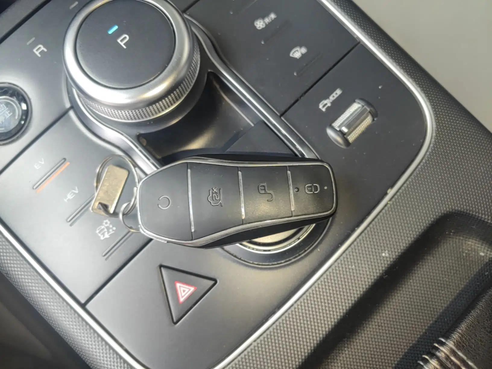 BYD Destroyer 05 2023 Champion Edition DM-i 120KM Prestige Model — миниатюра 12