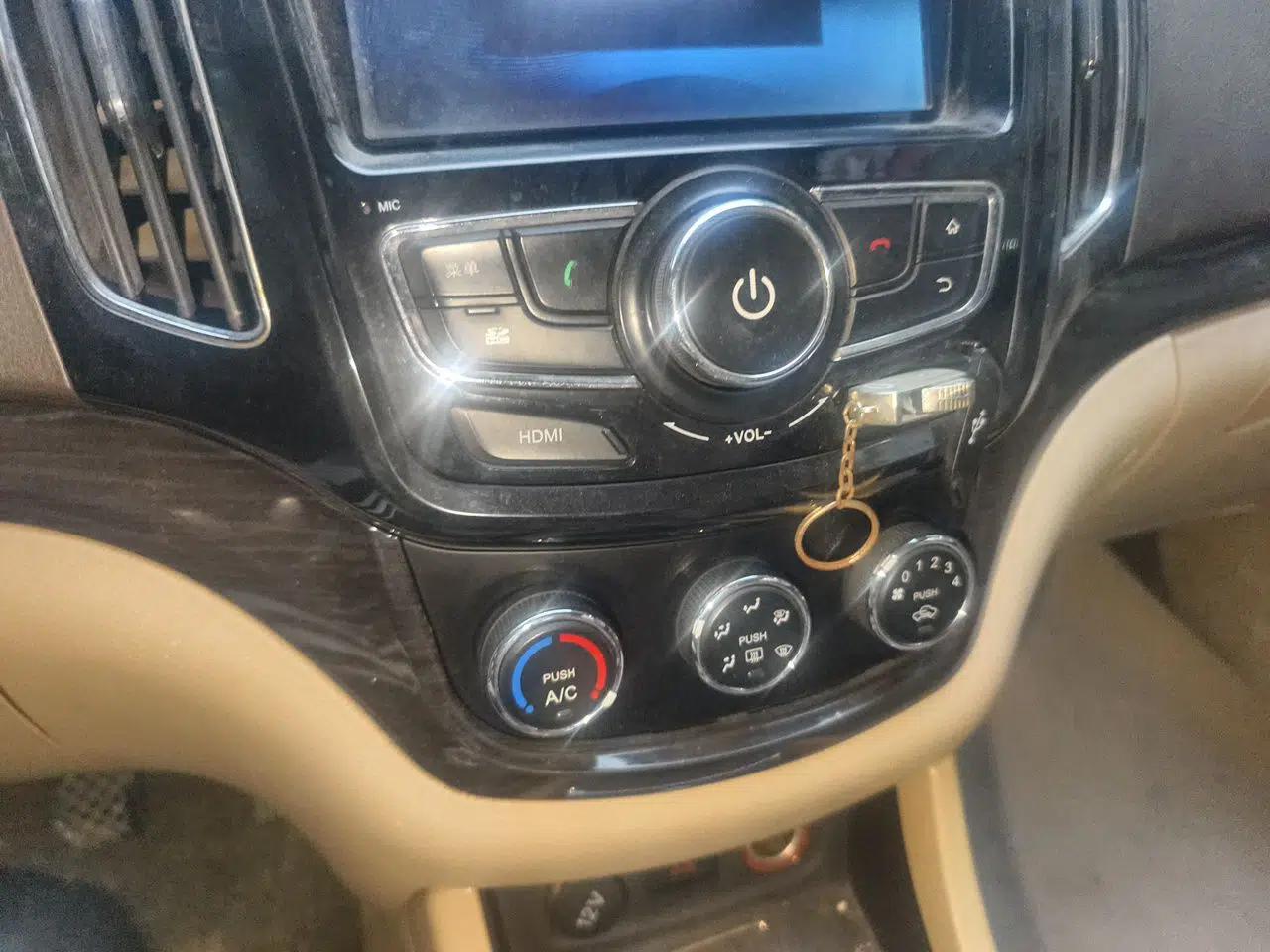 Baojun 730 2014 1.5L manual Comfort version 7 seats — миниатюра 14