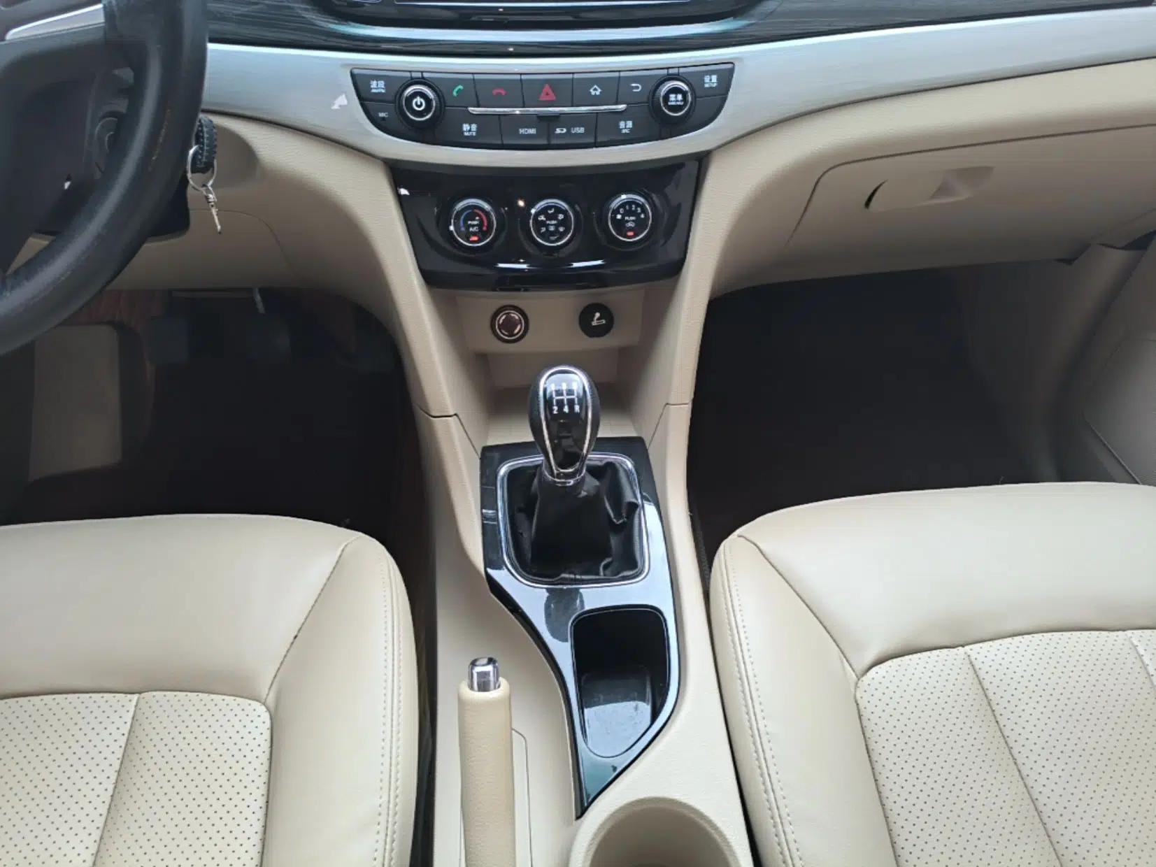 Baojun 730 2016 1.5L Manual Comfort Version 7 Seats China V Emission Standard — миниатюра 17