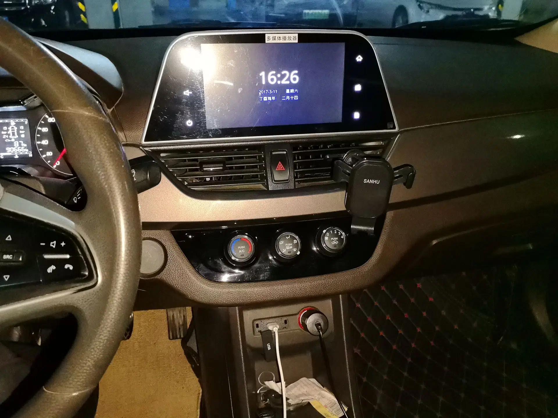 Baojun 310W 2017 1.5L Manual Fashion Model China V — миниатюра 14