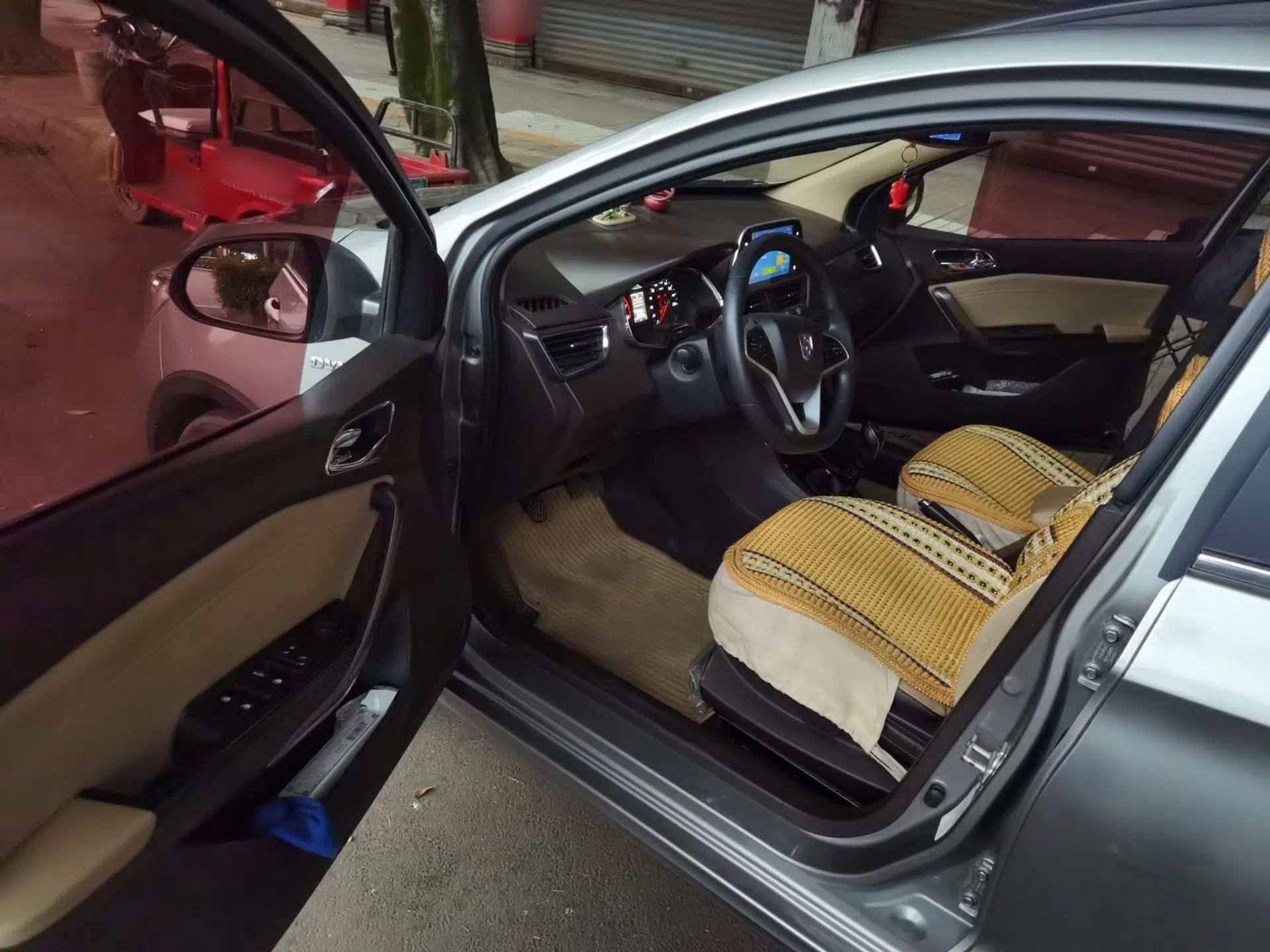 Baojun 310W 2017 1.5L Manual Fashion Model China V — миниатюра 17