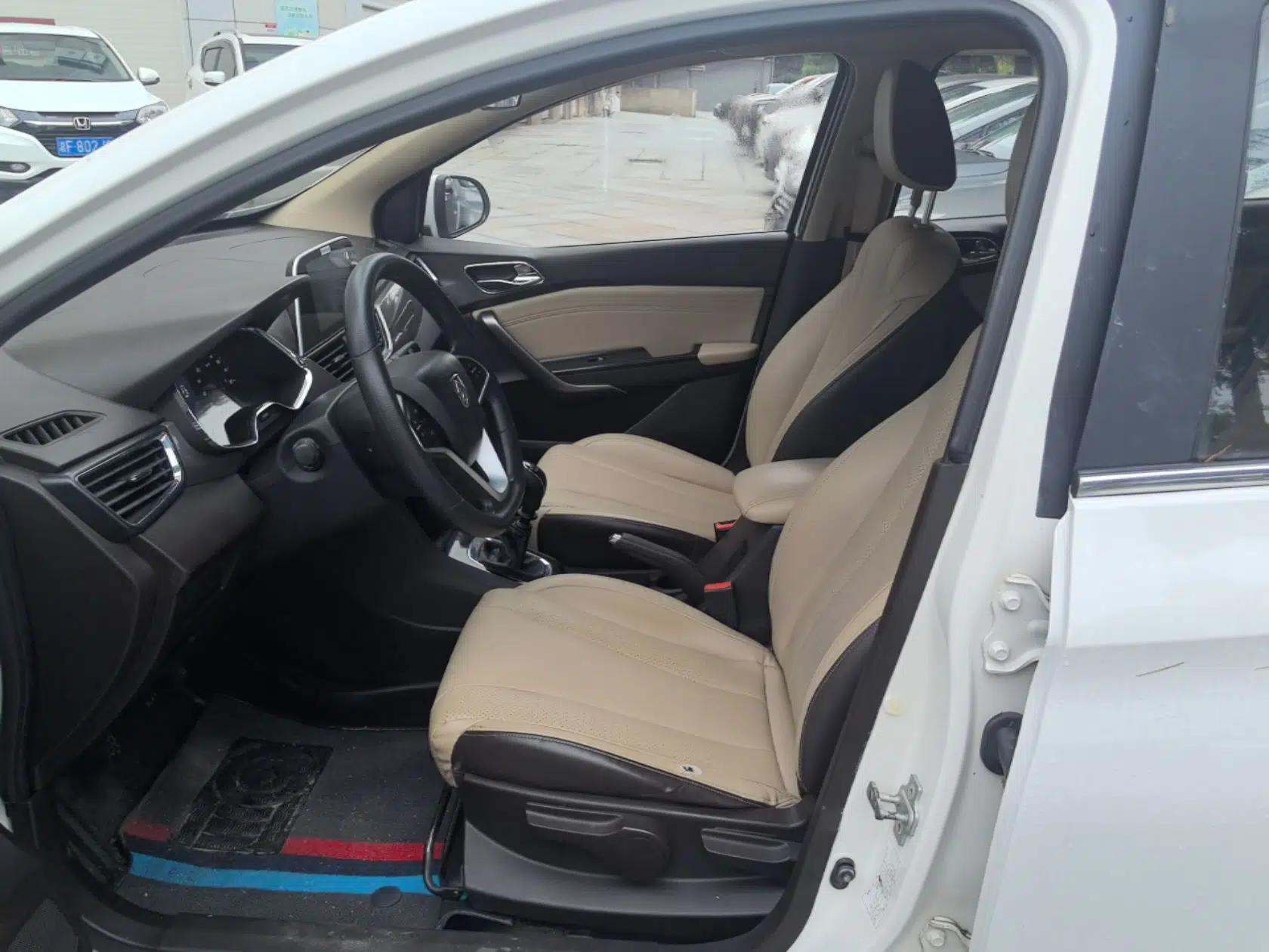 Baojun 310W 2017 1.5L Manual Fashion Model China V — миниатюра 18
