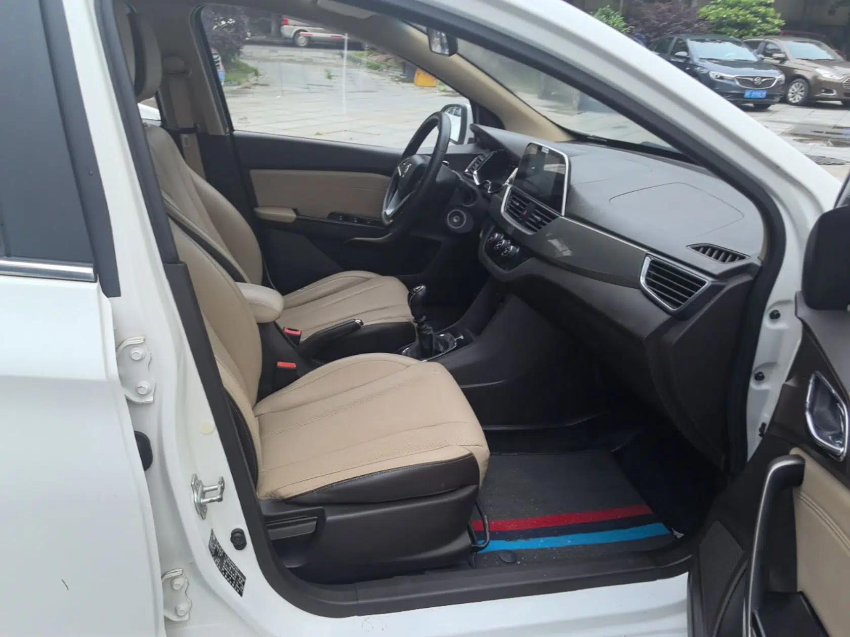 Baojun 310W 2017 1.5L Manual Fashion Model China V — миниатюра 23