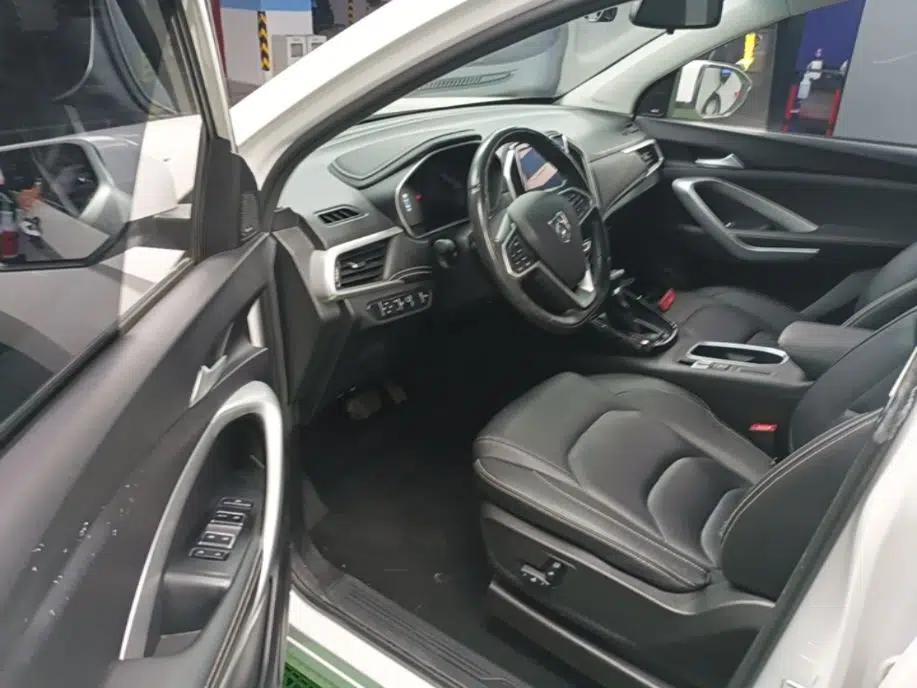 Baojun 530 2021 Global Car Anniversary Edition 1.5T CVT Prestige Connected Model 7 Seats — миниатюра 18