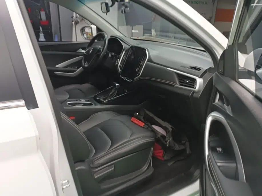 Baojun 530 2021 Global Car Anniversary Edition 1.5T CVT Prestige Connected Model 7 Seats — миниатюра 23