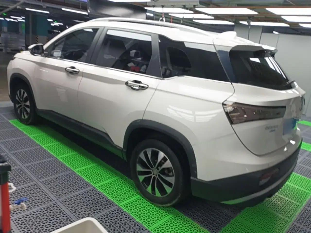 Baojun 530 2021 Global Car Anniversary Edition 1.5T CVT Prestige Connected Model 7 Seats — миниатюра 4