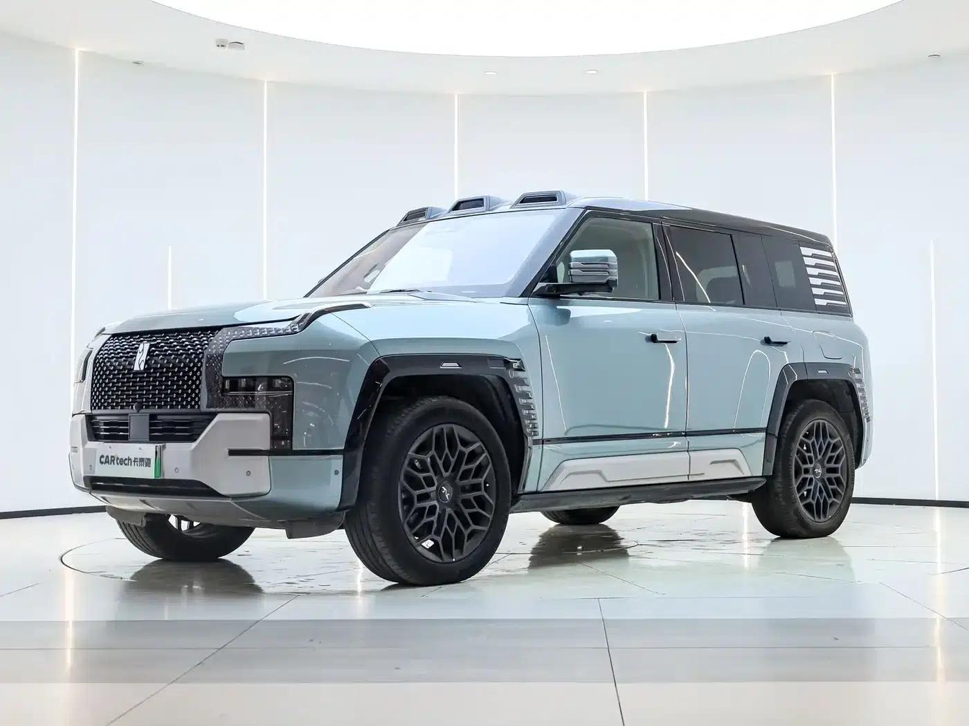 Looking up at the 2023 U8 Luxury Edition — миниатюра 1