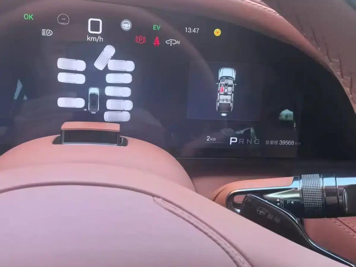Looking up at the 2023 U8 Luxury Edition — миниатюра 2