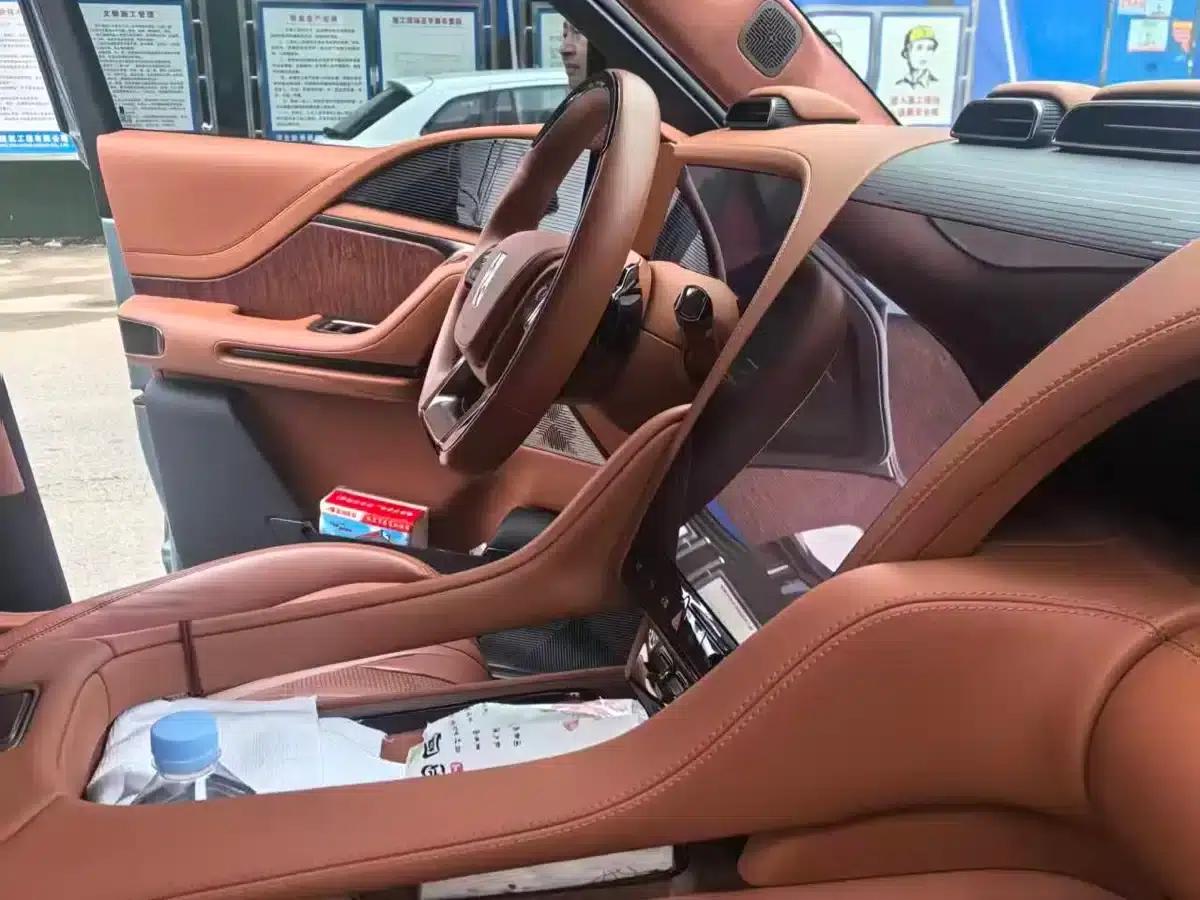 Looking up at the 2023 U8 Luxury Edition — миниатюра 3