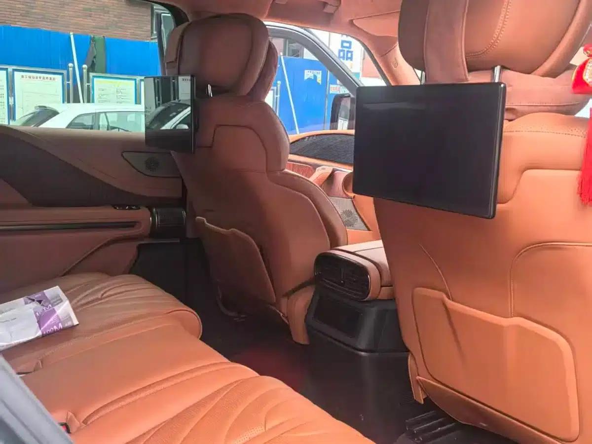 Looking up at the 2023 U8 Luxury Edition — миниатюра 4