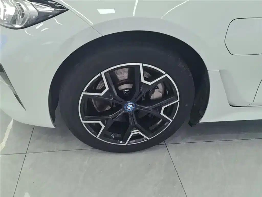 BMW i3 2023 eDrive 40 L Shadow Edition — миниатюра 23