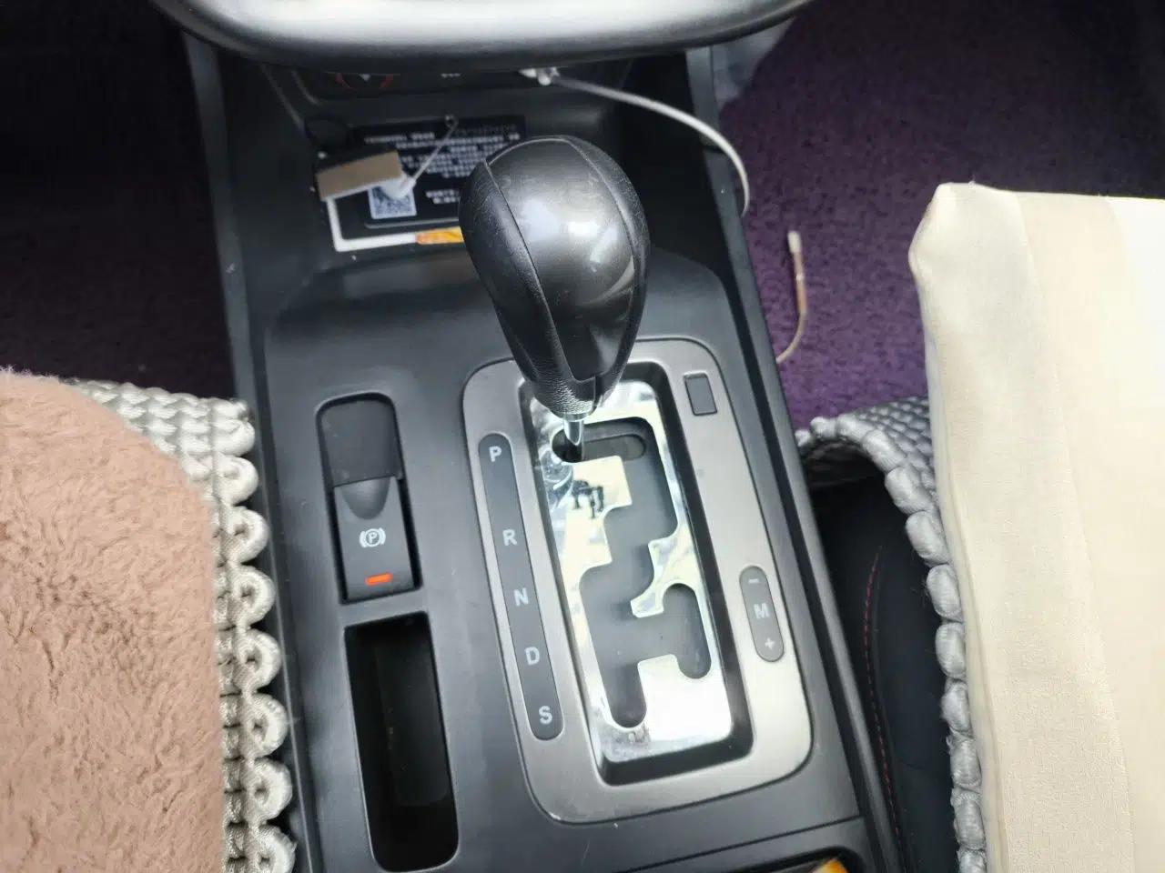 Bestune X80 2015 2.0L Automatic Comfort Anniversary Edition — миниатюра 15