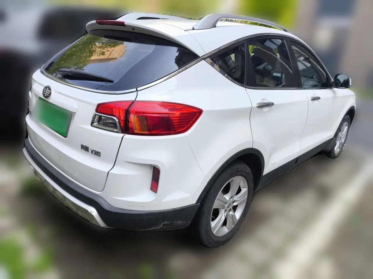 Bestune X80 2015 2.0L Automatic Comfort Anniversary Edition — миниатюра 6