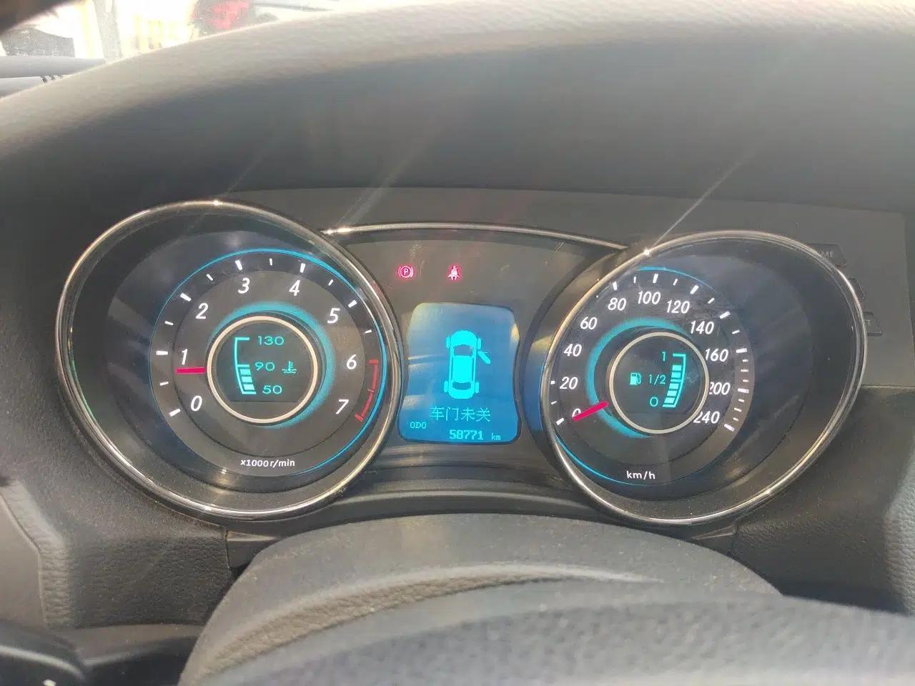 BAIC Senova D50 2016 1.5L Manual Elite Edition — миниатюра 12