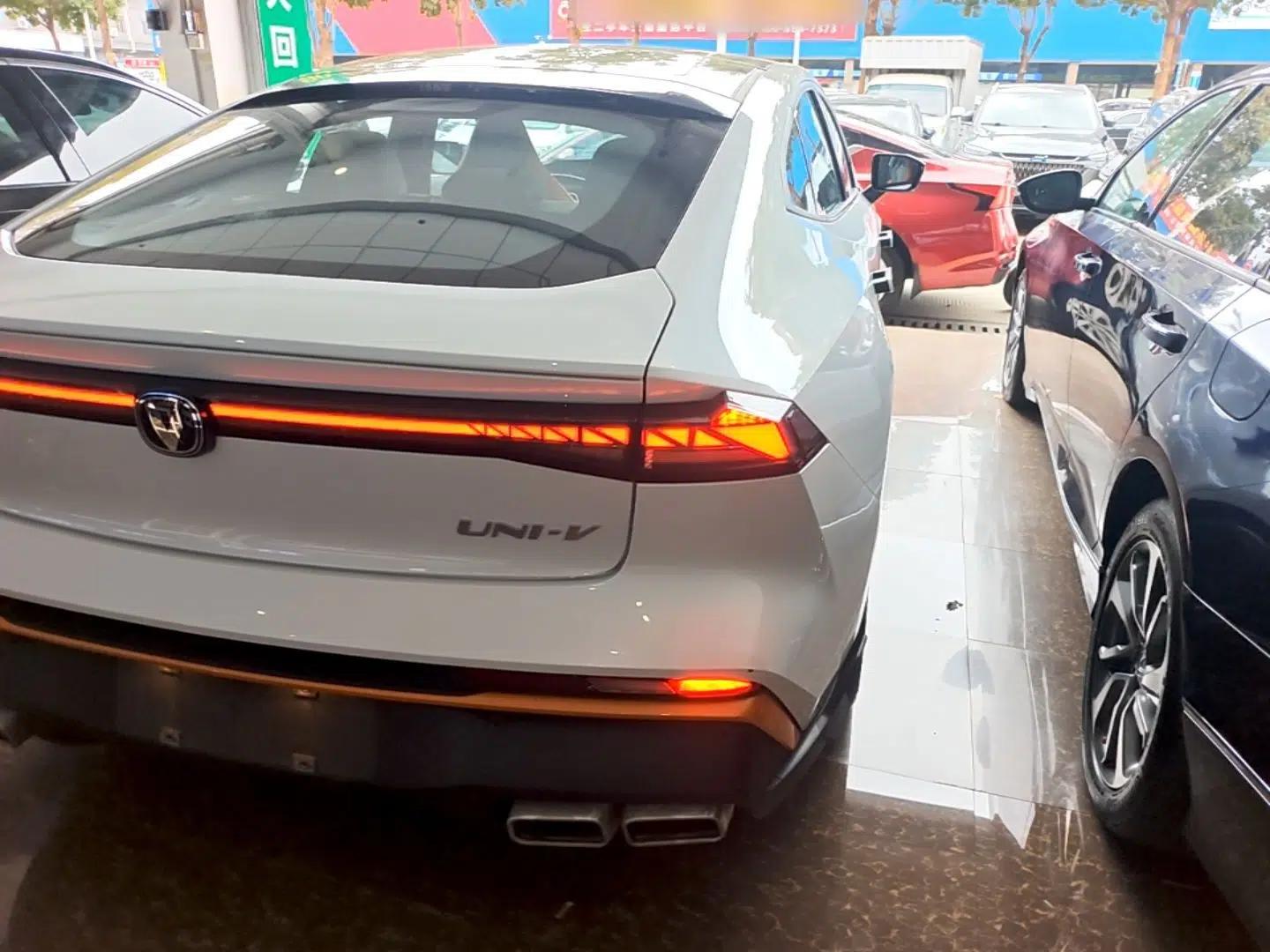 CHANGAN UNI-V 2025 1.5T 500Bar Prestige Sporty Version — миниатюра 7