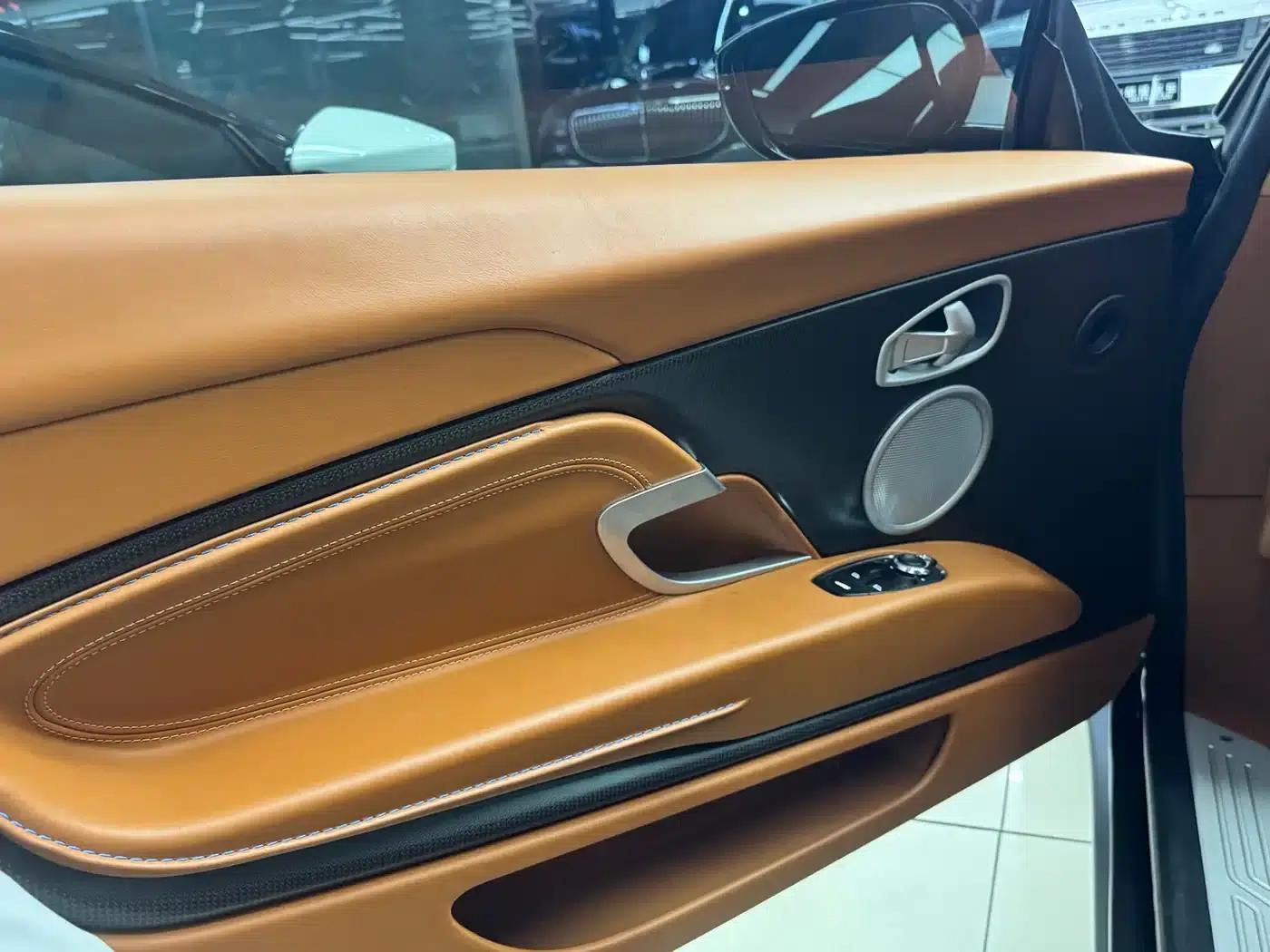 Aston Martin DB11 2019 4.0T V8 Coupe — миниатюра 7