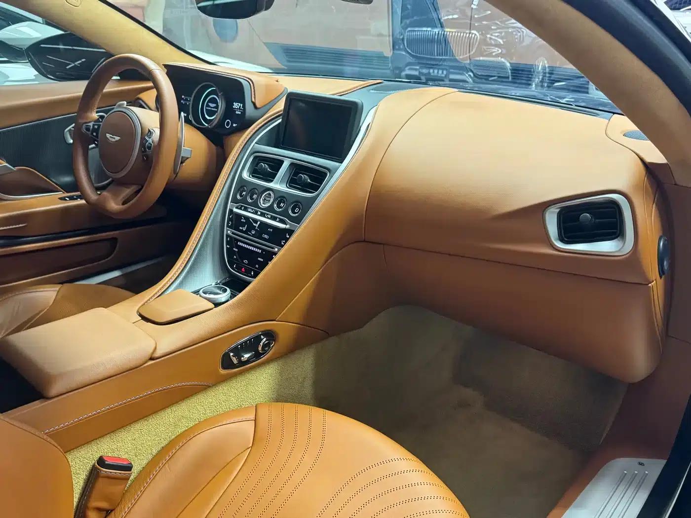 Aston Martin DB11 2019 4.0T V8 Coupe — миниатюра 8
