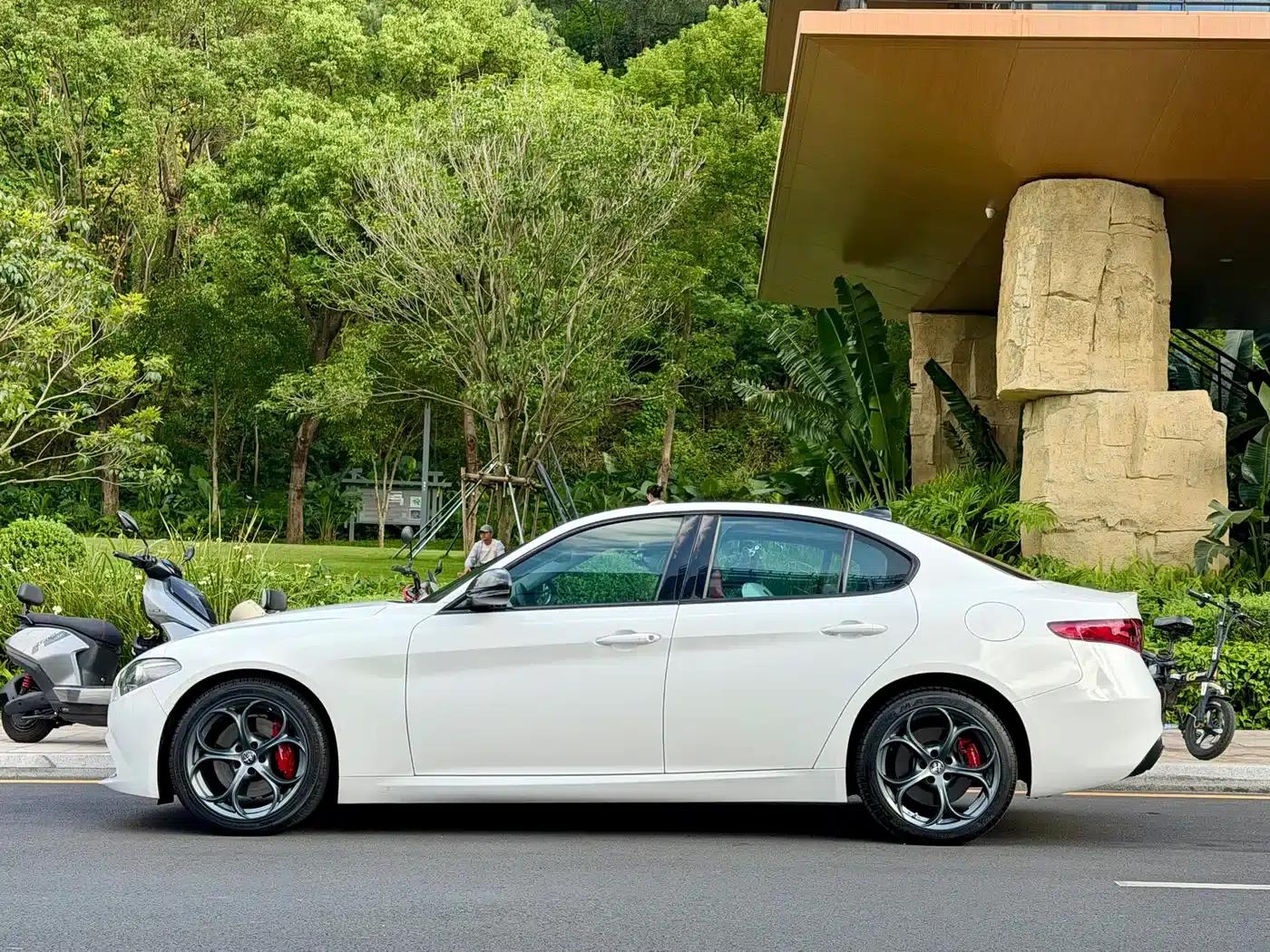 Giulia Juliet 2019 2.0T 280HP Black Package Limited Edition — миниатюра 2