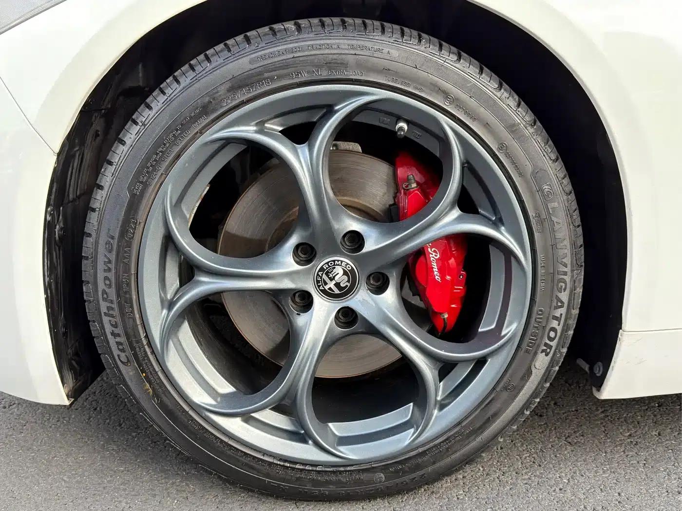Giulia Juliet 2019 2.0T 280HP Black Package Limited Edition — миниатюра 12