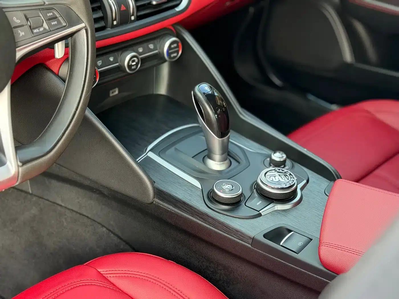 Giulia Juliet 2019 2.0T 280HP Black Package Limited Edition — миниатюра 7
