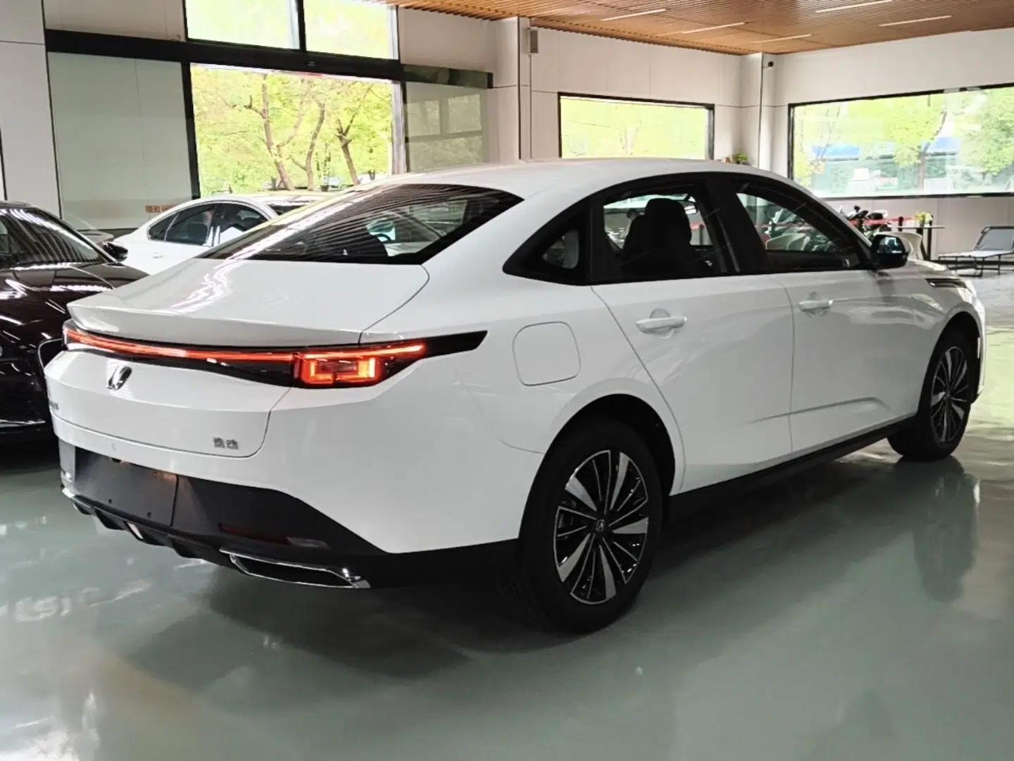CHANGAN Eado PHEV 2025 Smart New Blue Whale 145KM High-Energy Edition — миниатюра 4