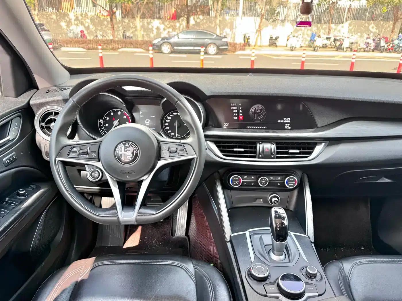 2017 Stelvio 2.0T 200HP Elite Edition — миниатюра 6