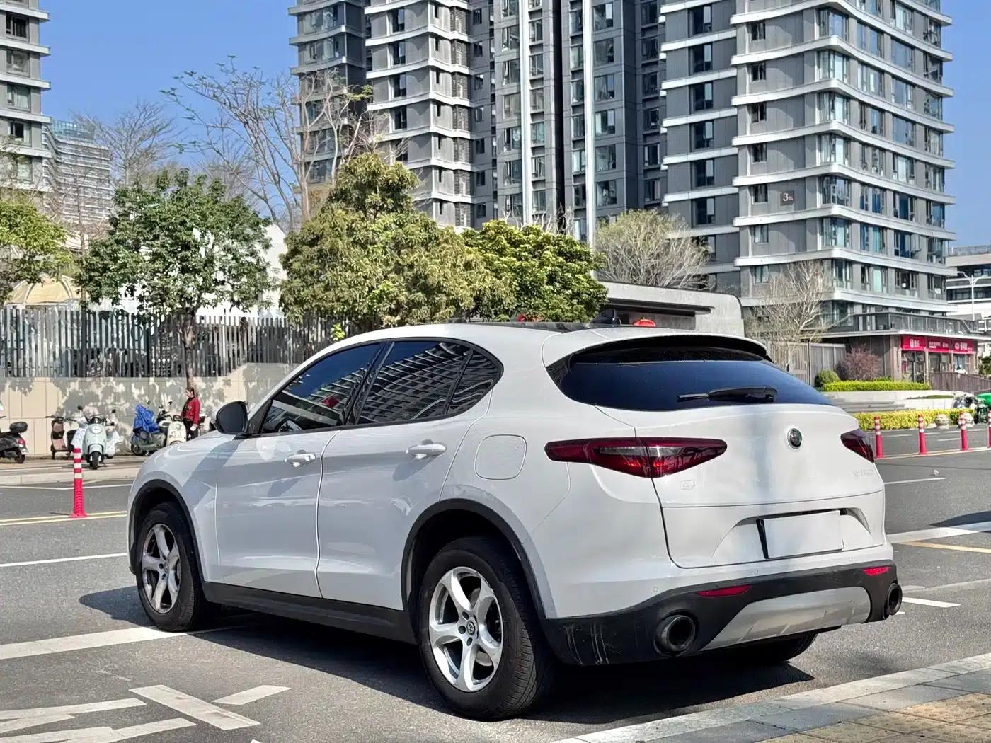 2017 Stelvio 2.0T 200HP Elite Edition — миниатюра 10