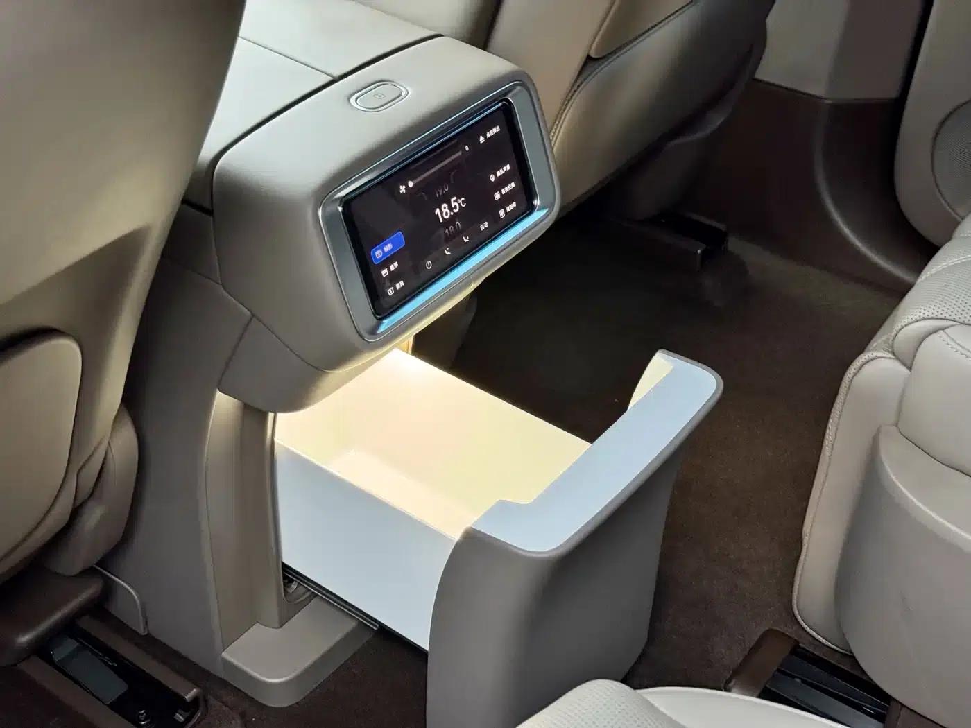 Wenjie M9 2025 Ultra Extended Range Edition 52kWh 6-Seat Version (192-line LiDAR) — миниатюра 16