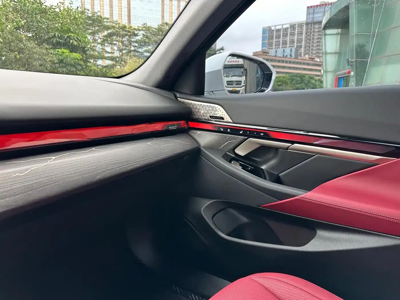 2025 BMW 5 Series 530Li Luxury M Sport Package — миниатюра 12