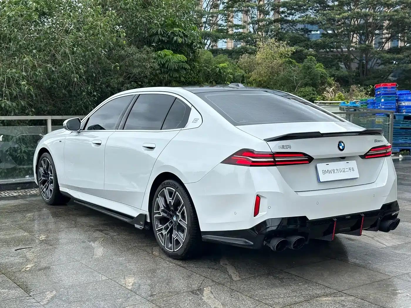 2025 BMW 5 Series 530Li Luxury M Sport Package — миниатюра 18