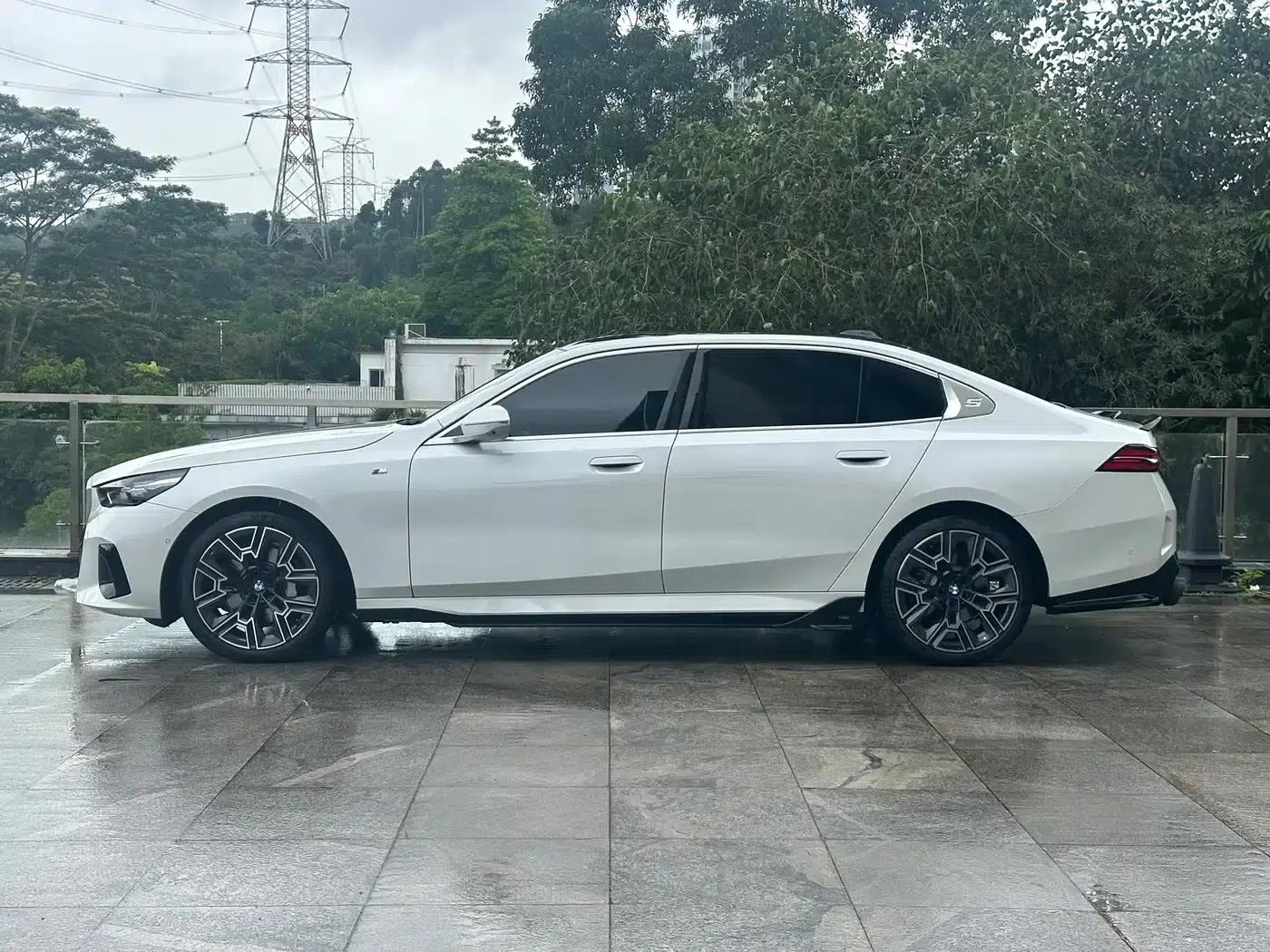2025 BMW 5 Series 530Li Luxury M Sport Package — миниатюра 3