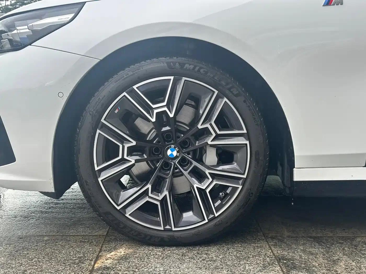 2025 BMW 5 Series 530Li Luxury M Sport Package — миниатюра 4