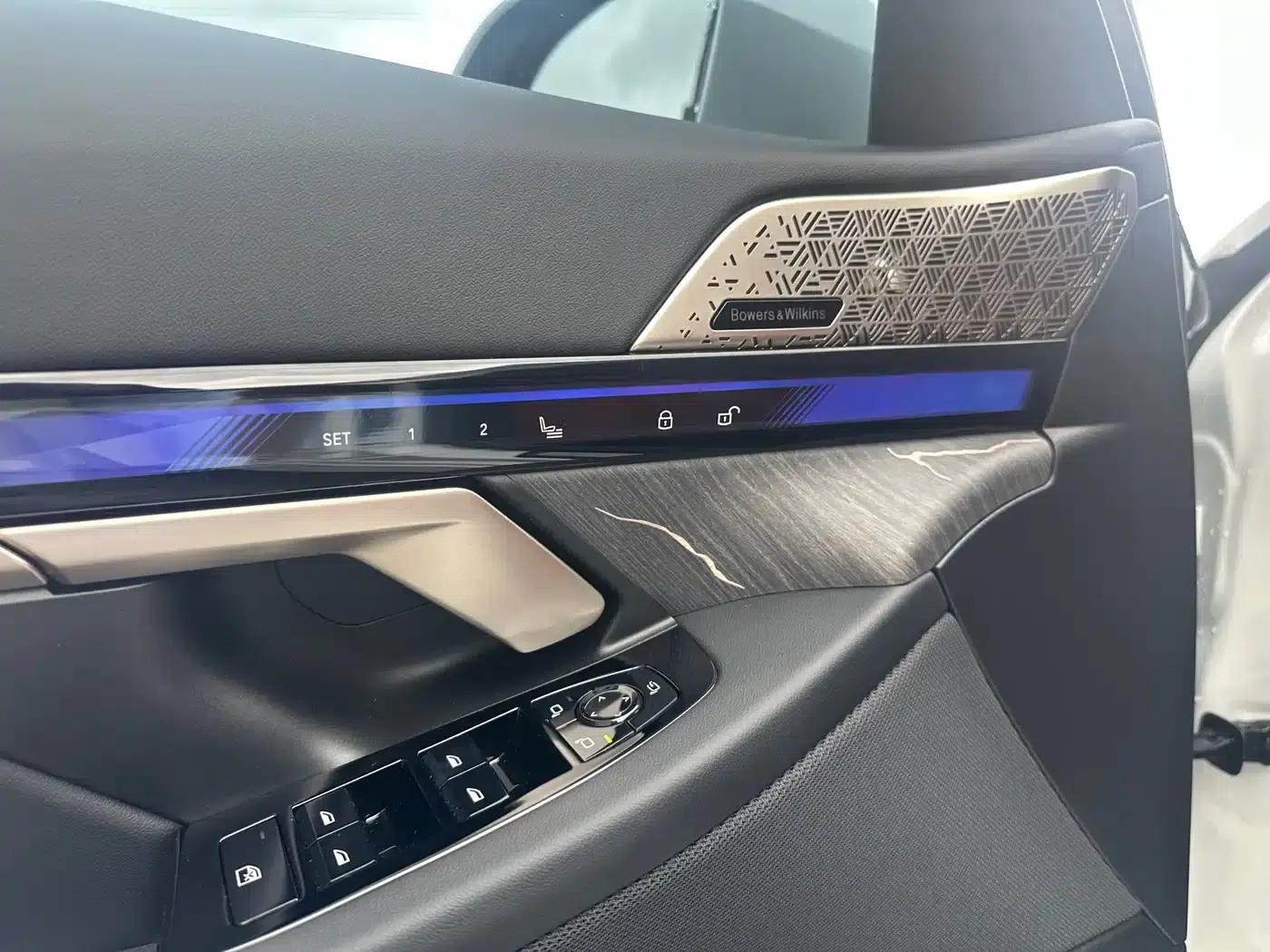 2025 BMW 5 Series 530Li Luxury M Sport Package — миниатюра 6