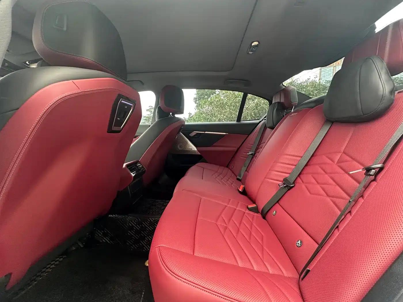 2025 BMW 5 Series 530Li Luxury M Sport Package — миниатюра 7