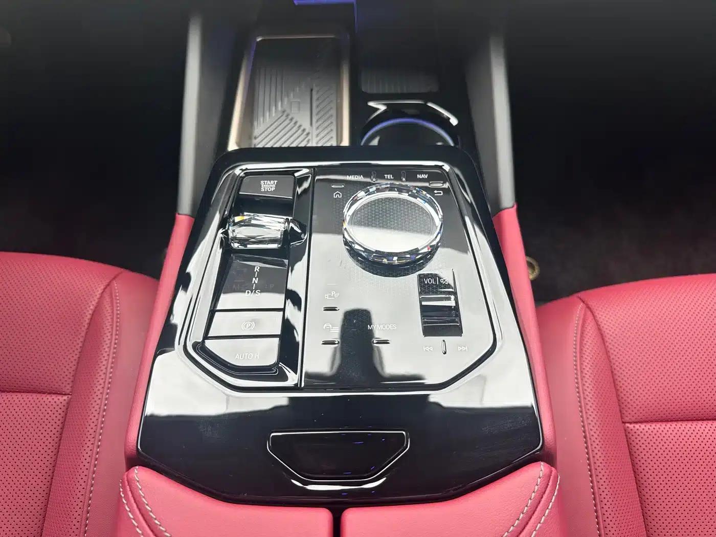 2025 BMW 5 Series 530Li Luxury M Sport Package — миниатюра 8