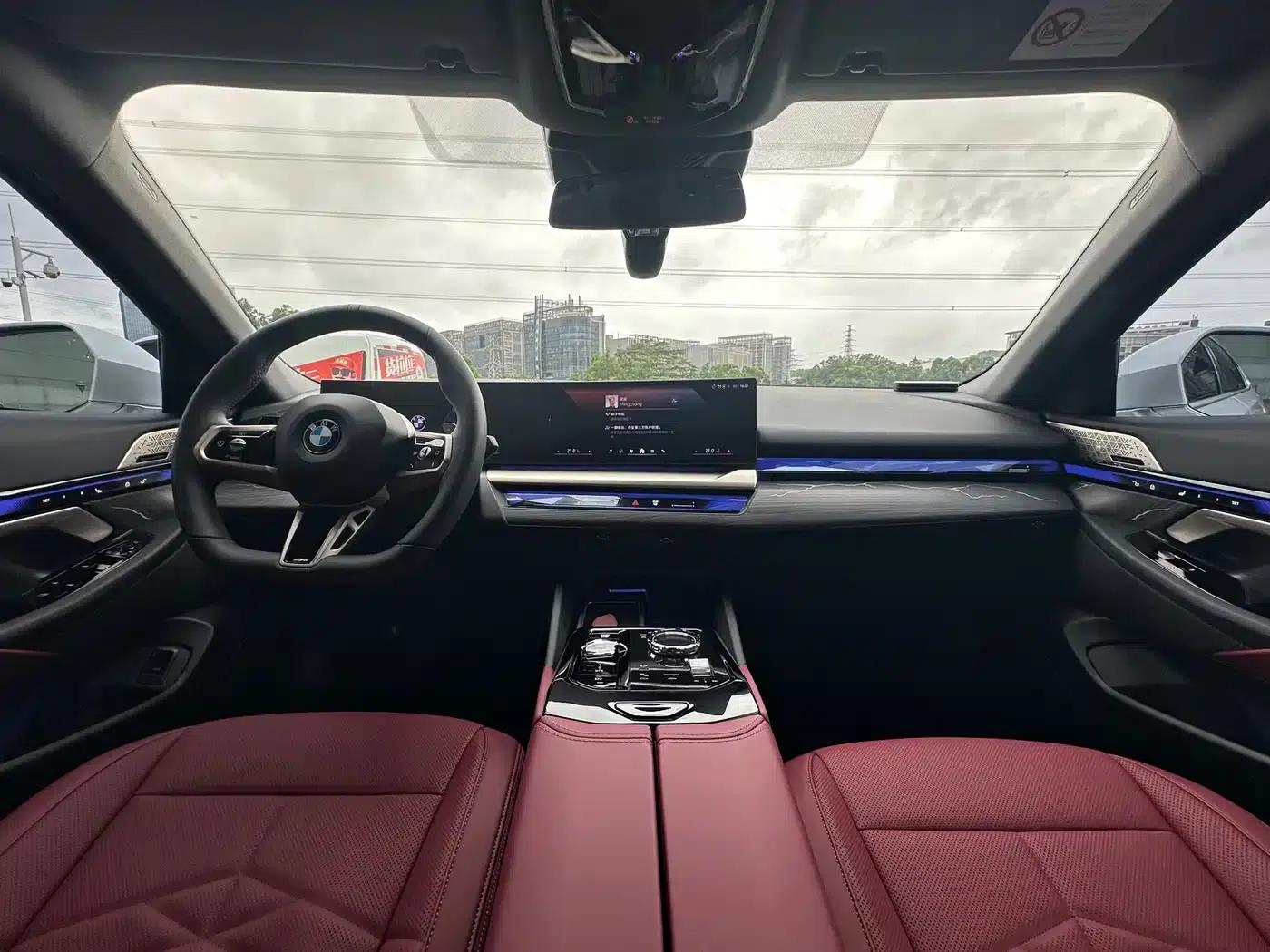 2025 BMW 5 Series 530Li Luxury M Sport Package — миниатюра 10