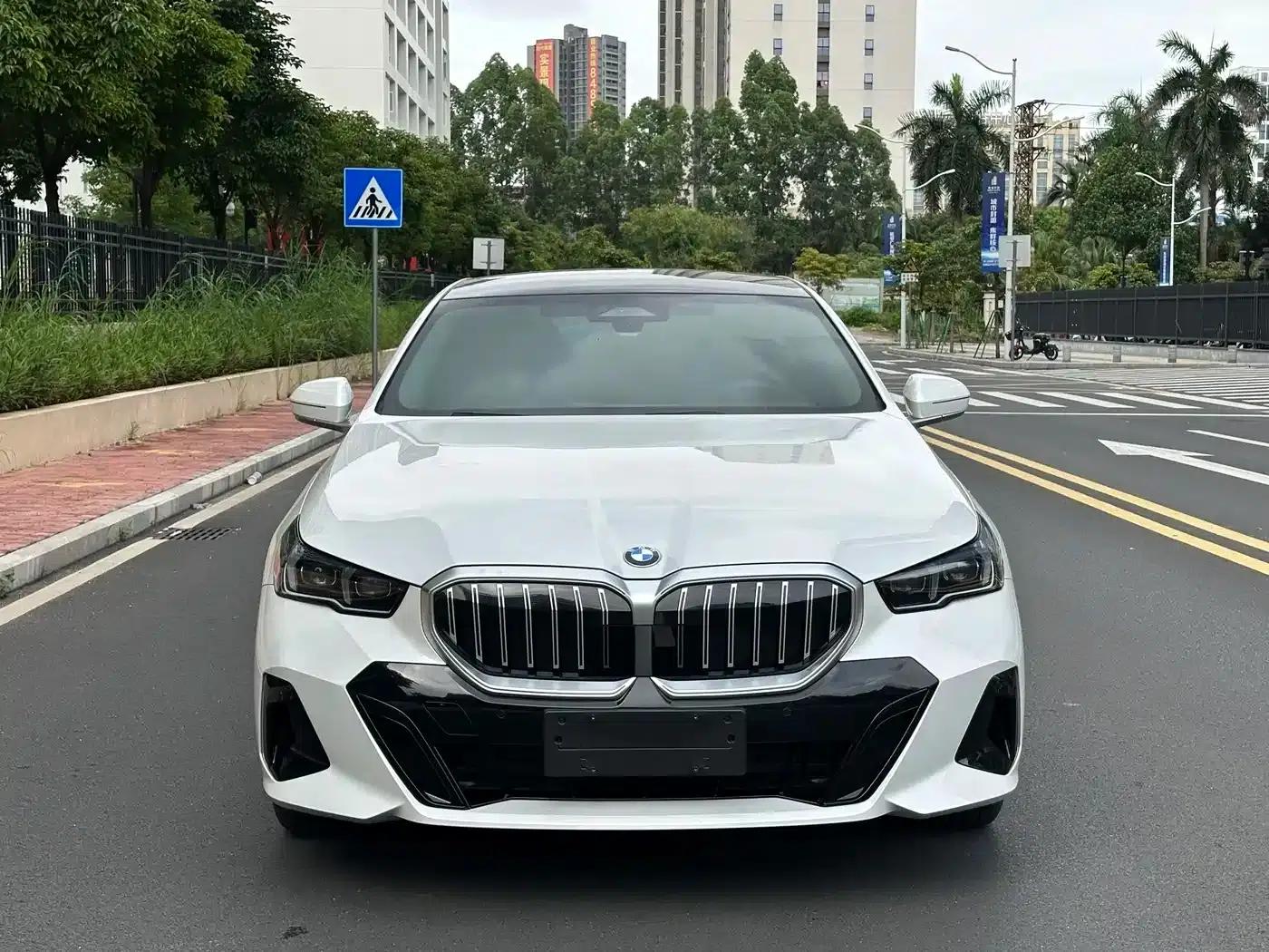 2024 BMW 5 Series 525Li M Sport Package — миниатюра 2