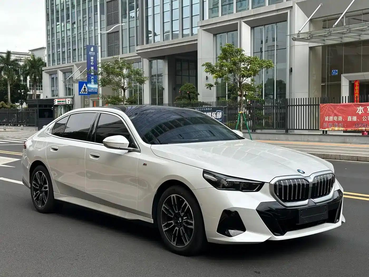 2024 BMW 5 Series 525Li M Sport Package — миниатюра 3