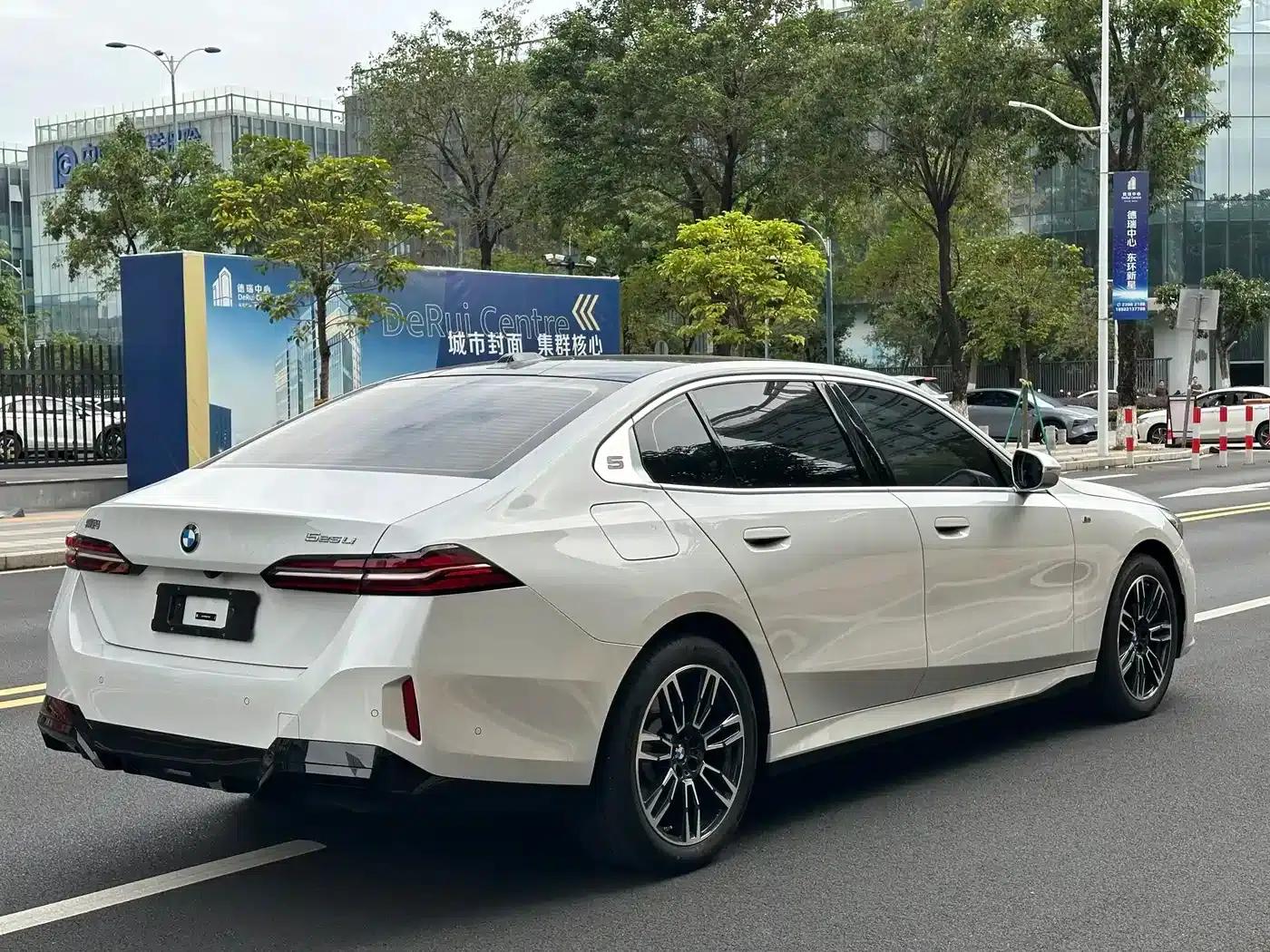 2024 BMW 5 Series 525Li M Sport Package — миниатюра 4