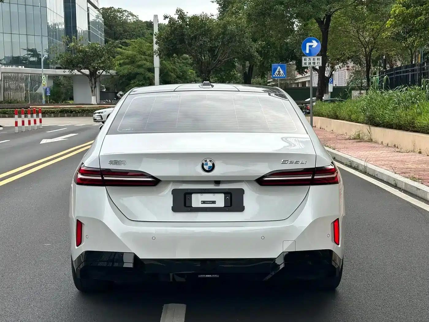 2024 BMW 5 Series 525Li M Sport Package — миниатюра 5