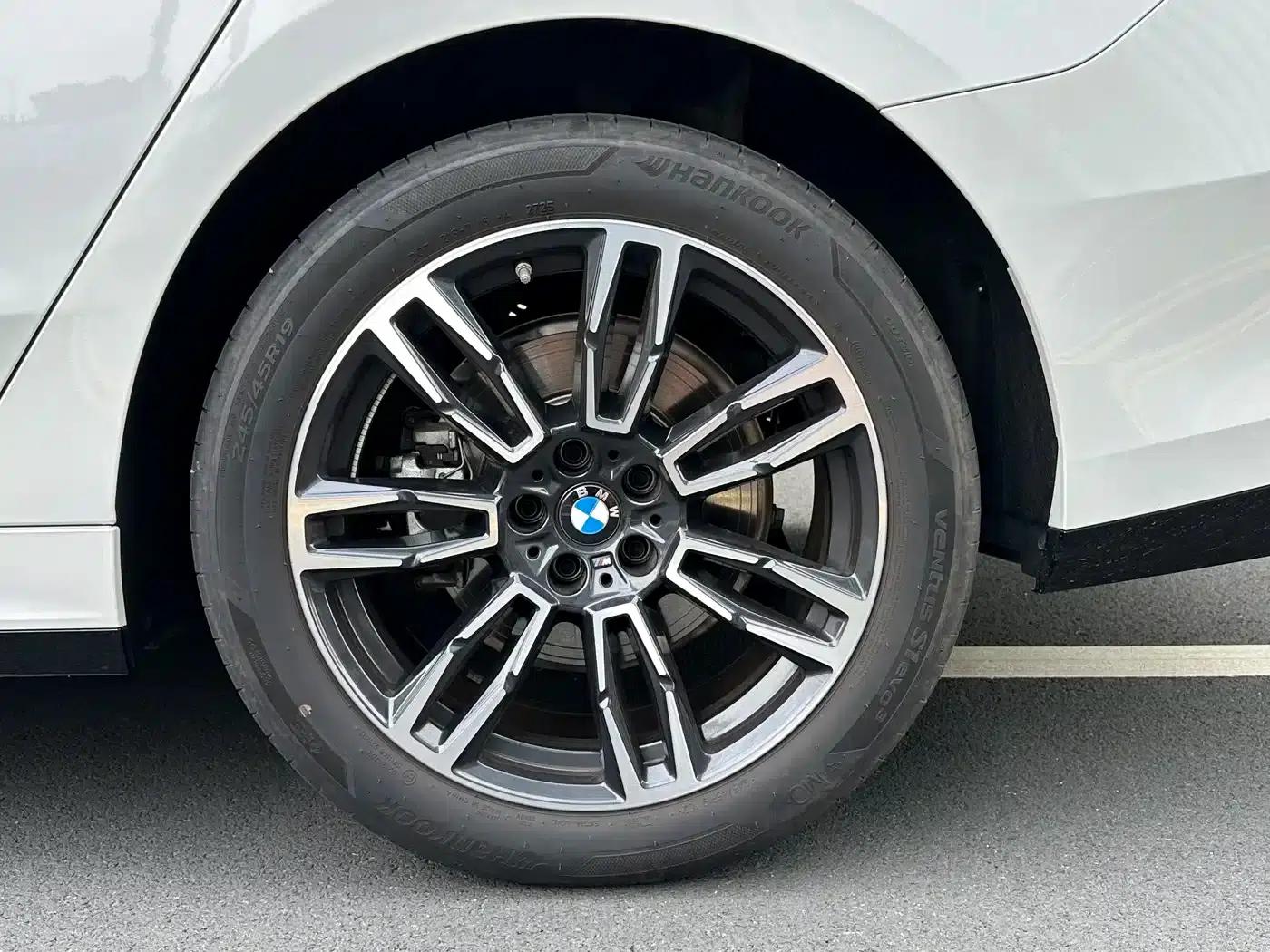 2024 BMW 5 Series 525Li M Sport Package — миниатюра 8