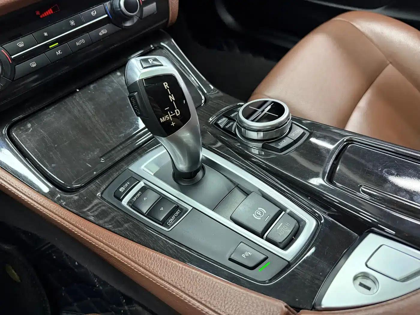 2014 BMW 5 Series 520Li Elegant Edition — миниатюра 17