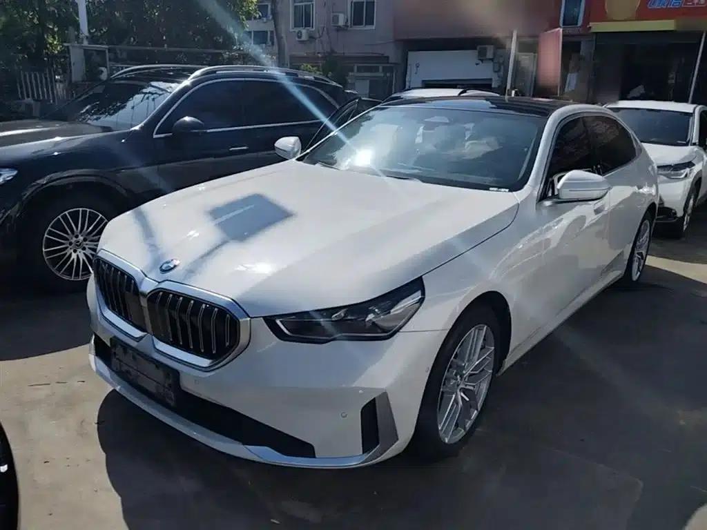 2024 BMW 5 Series 525Li Luxury Package — миниатюра 2
