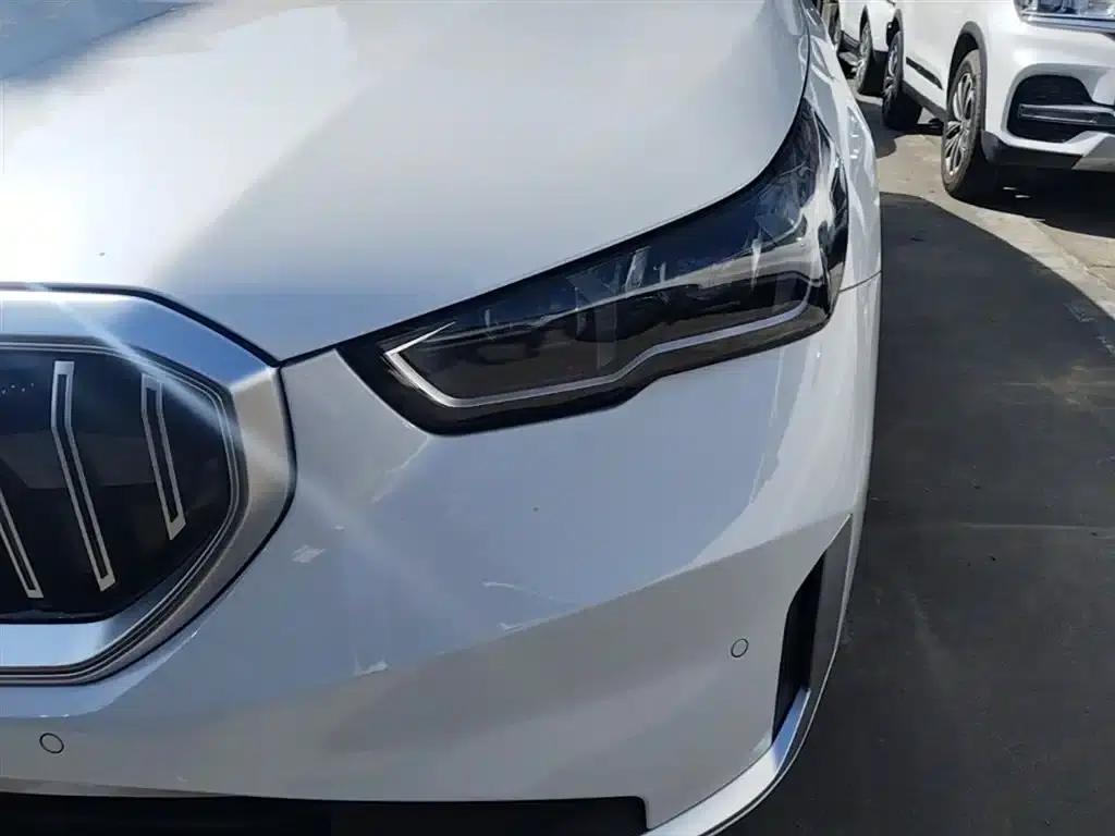 2024 BMW 5 Series 525Li Luxury Package — миниатюра 24