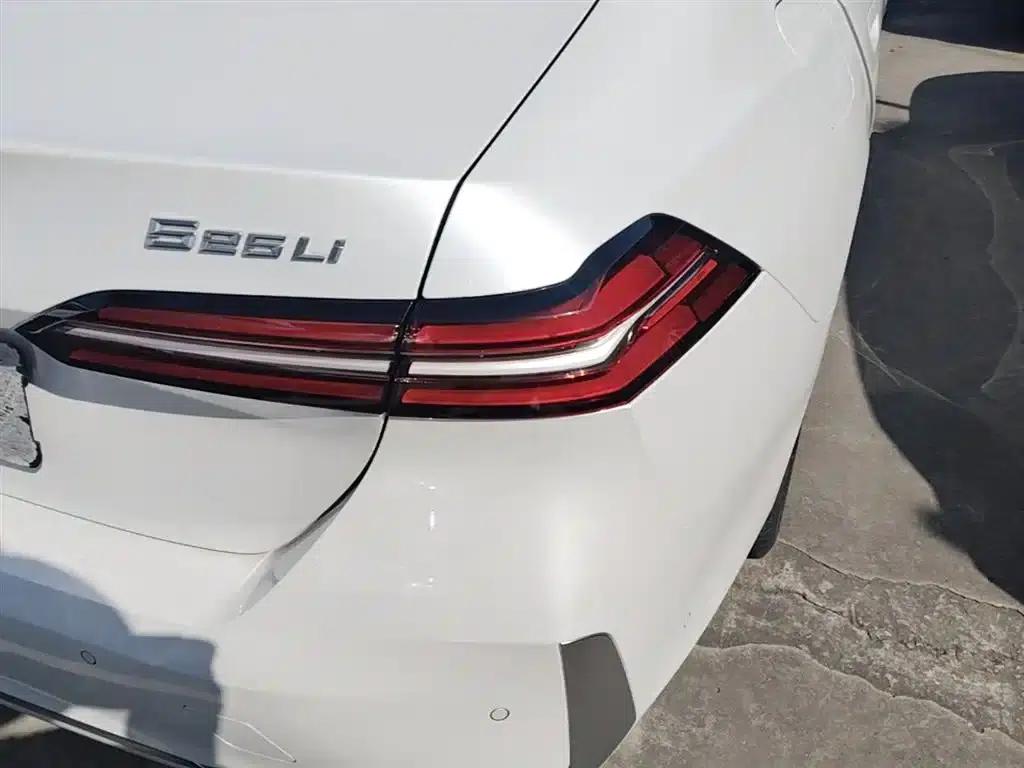2024 BMW 5 Series 525Li Luxury Package — миниатюра 8