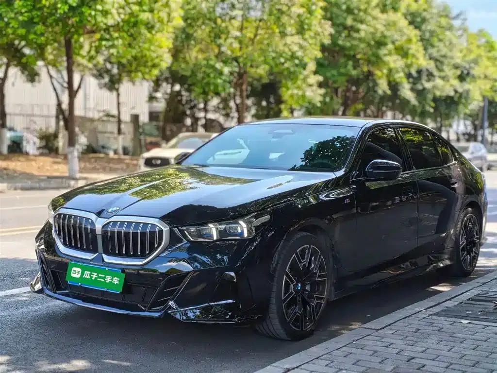 2025 BMW 5 Series 530Li Luxury M Sport Package — миниатюра 1