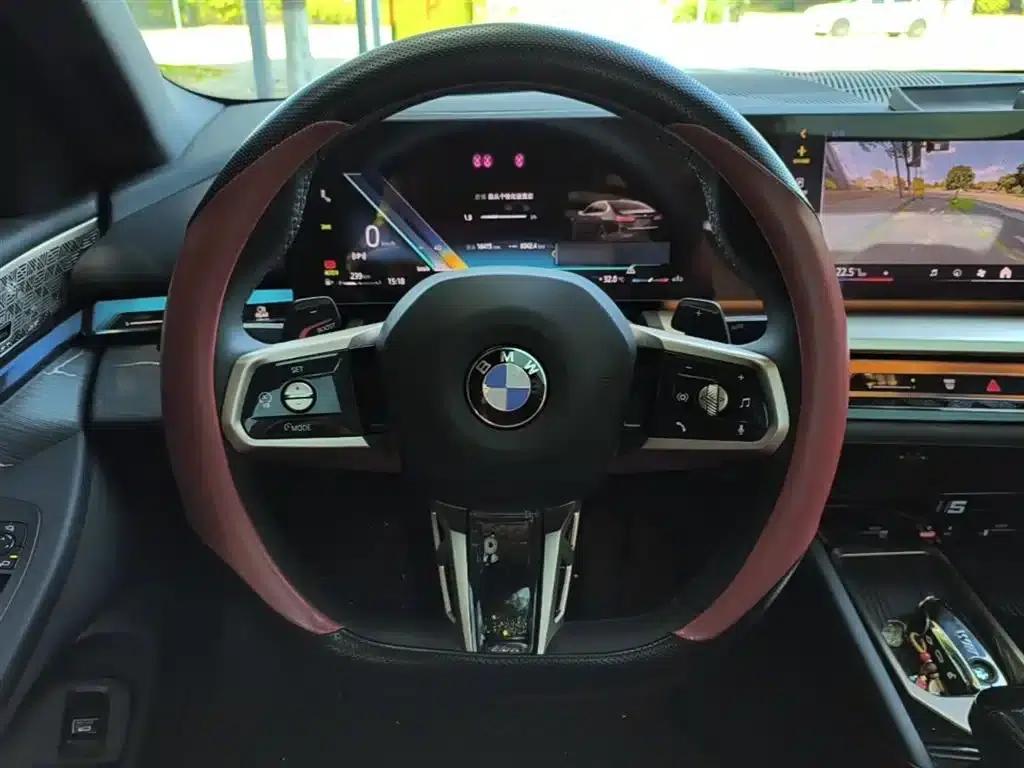 2025 BMW 5 Series 530Li Luxury M Sport Package — миниатюра 11