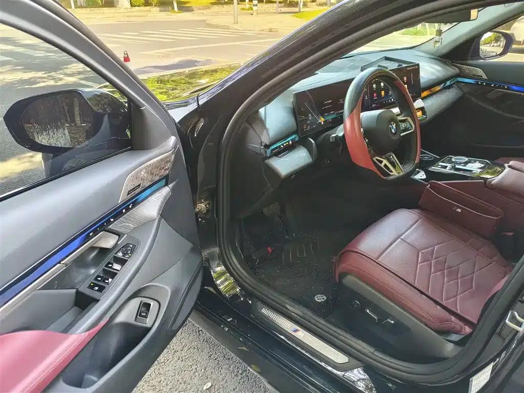 2025 BMW 5 Series 530Li Luxury M Sport Package — миниатюра 16