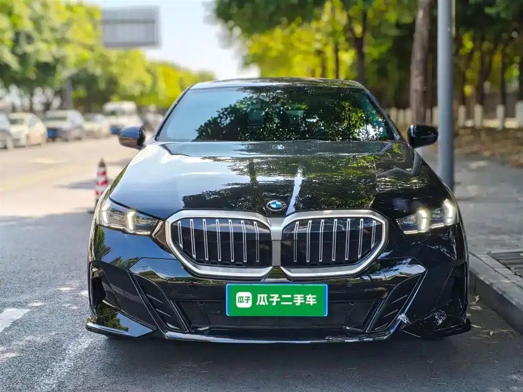 2025 BMW 5 Series 530Li Luxury M Sport Package — миниатюра 3